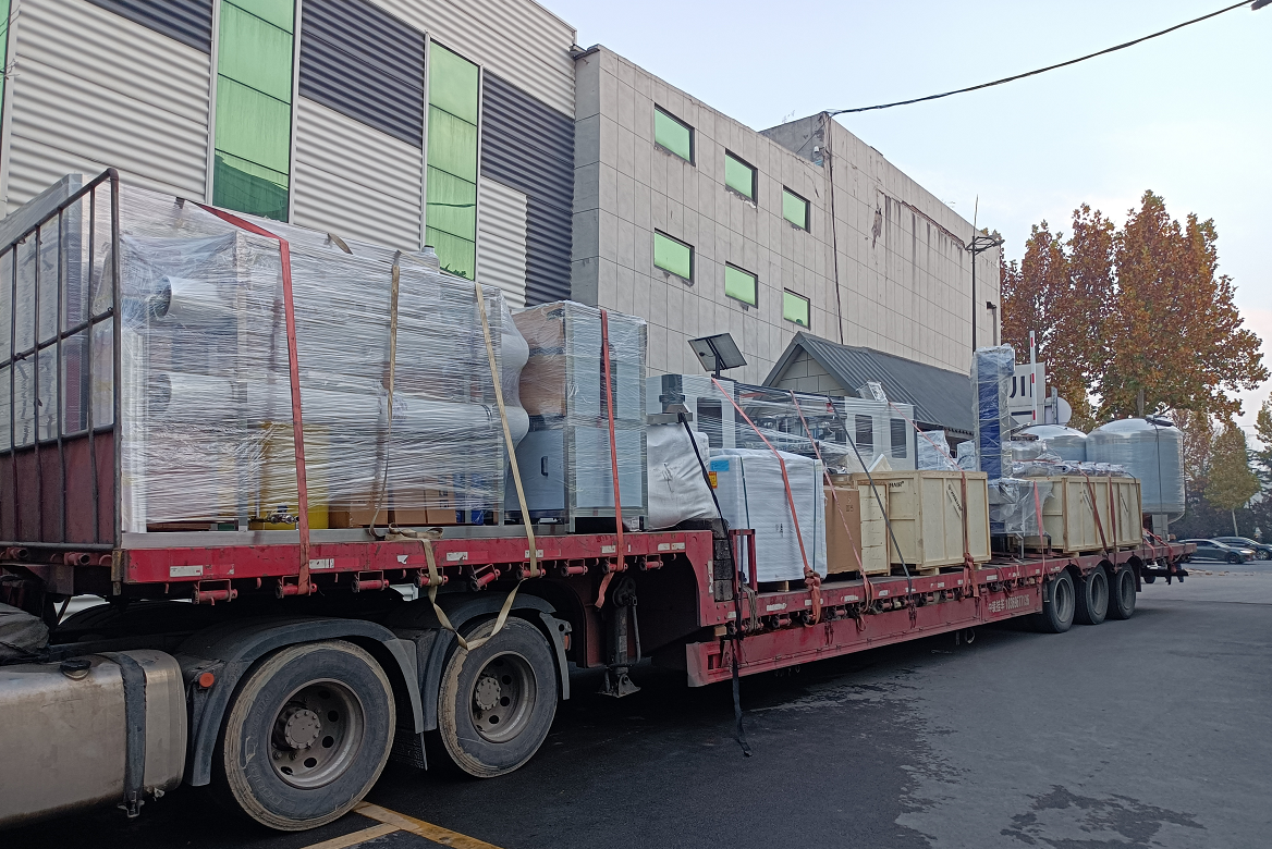 【川一股份】纳滤设备+小瓶水灌装线水厂设备装车发往烟台栖霞市